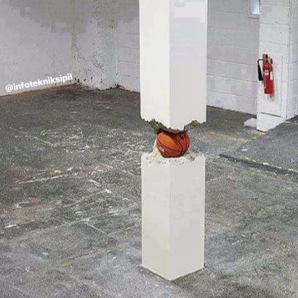 Benda-benda nyeleneh pada tiang bangunan ini bikin geleng-geleng kepala